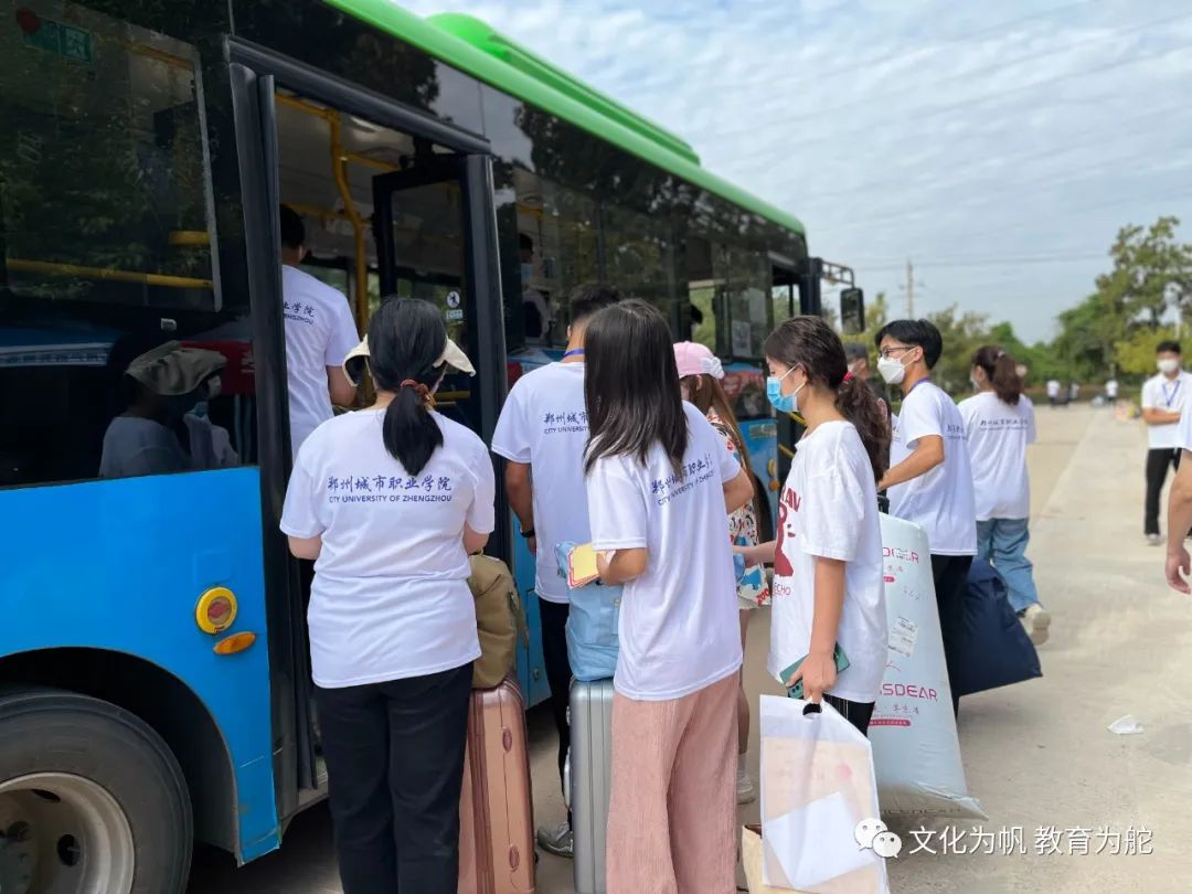 摆渡车为新生运送行李 摆渡车为新生运送行李