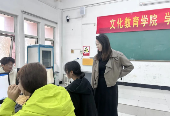 学生会负责老师张婉指导学生 学生会负责老师张婉指导学生