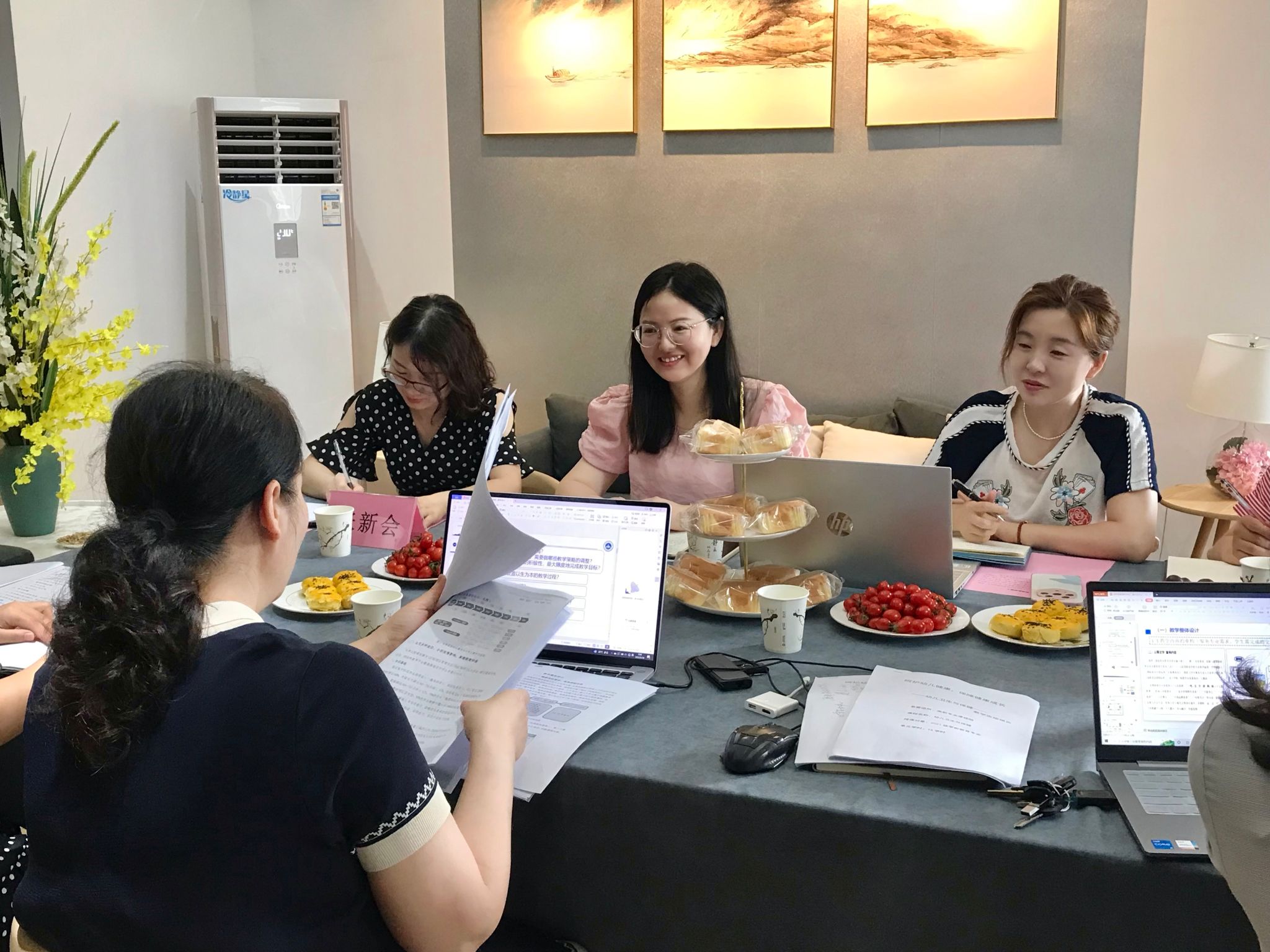 郑瑾教授对各参赛团队做详细指导 郑瑾教授对各参赛团队做详细指导