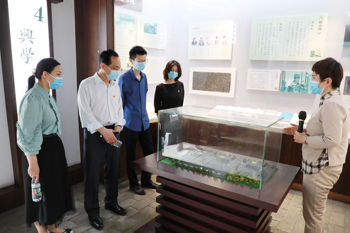 大家跟随讲解员参观学习 大家跟随讲解员参观学习