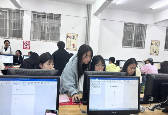 学生会成员积极学习 学生会成员积极学习