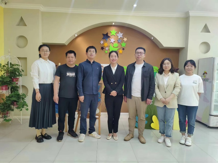 佘华良一行与郑州润雨幼儿园园长合影留念 佘华良一行与郑州润雨幼儿园园长合影留念