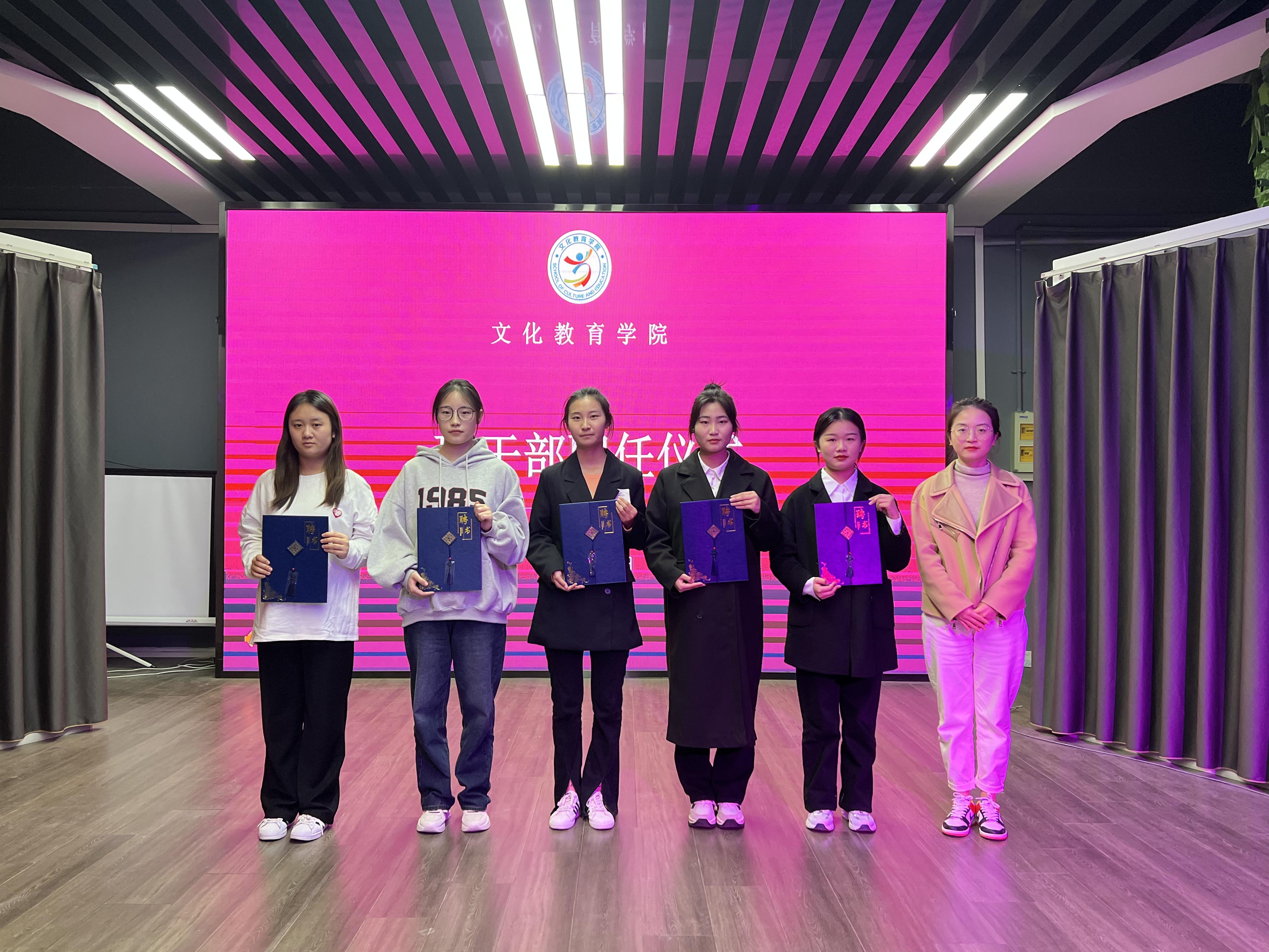 申晓芳老师为学生颁发聘任证书 申晓芳老师为学生颁发聘任证书