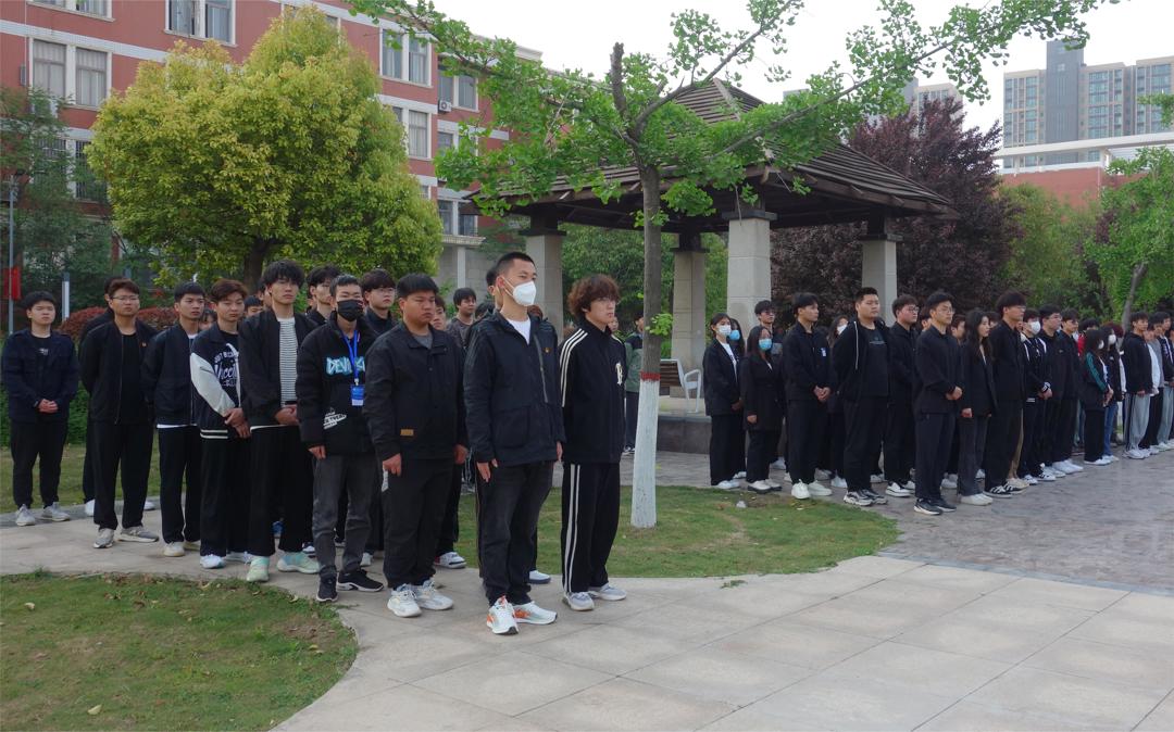 我院学子认真聆听演讲 我院学子认真聆听演讲