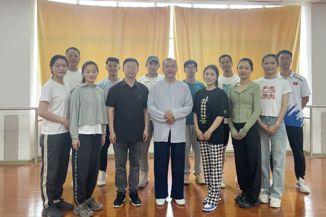 参训教师与李伟民老师合影留念 参训教师与李伟民老师合影留念