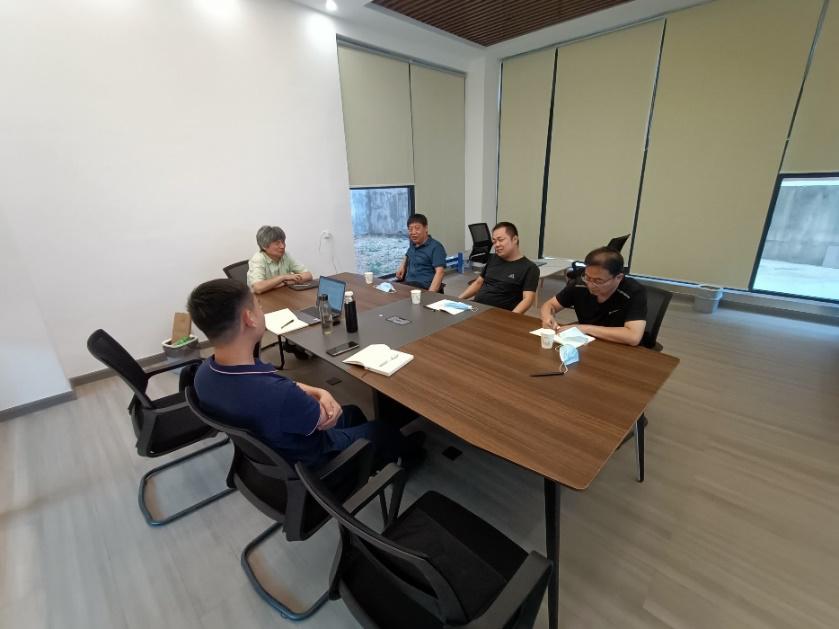郑州科信炉料有限公司于海东总经理一行在实验室座谈 郑州科信炉料有限公司于海东总经理一行在实验室座谈