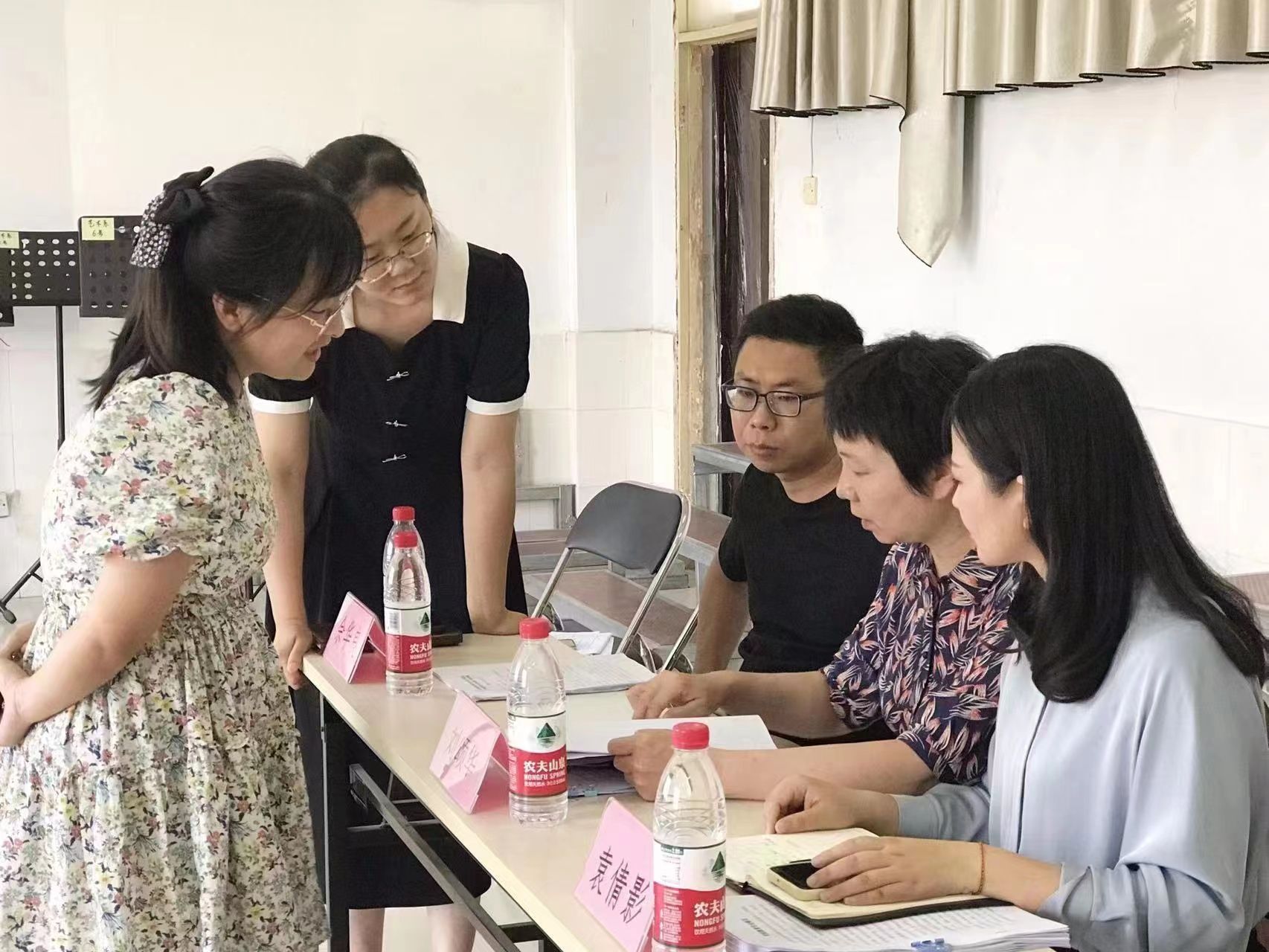 刘颂华为参加全国学前教育技能大赛的两位选手进行赛项指导 刘颂华为参加全国学前教育技能大赛的两位选手进行赛项指导