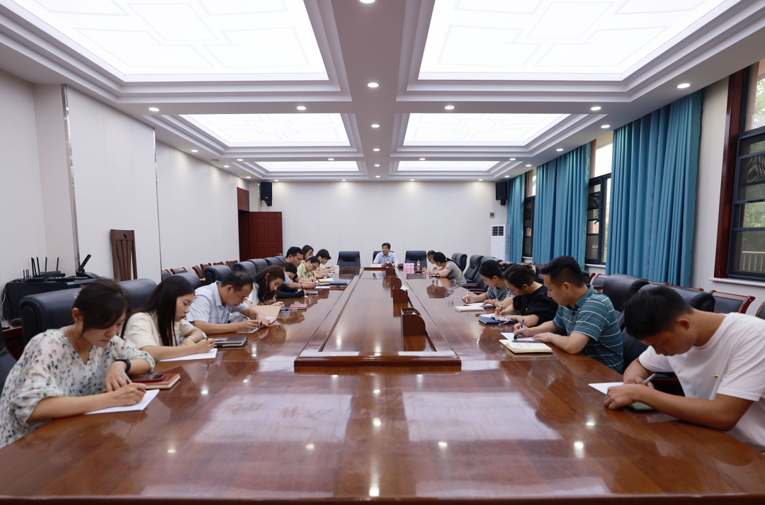 省委主题教育第六巡回指导组副组长袁渊主持座谈会 省委主题教育第六巡回指导组副组长袁渊主持座谈会