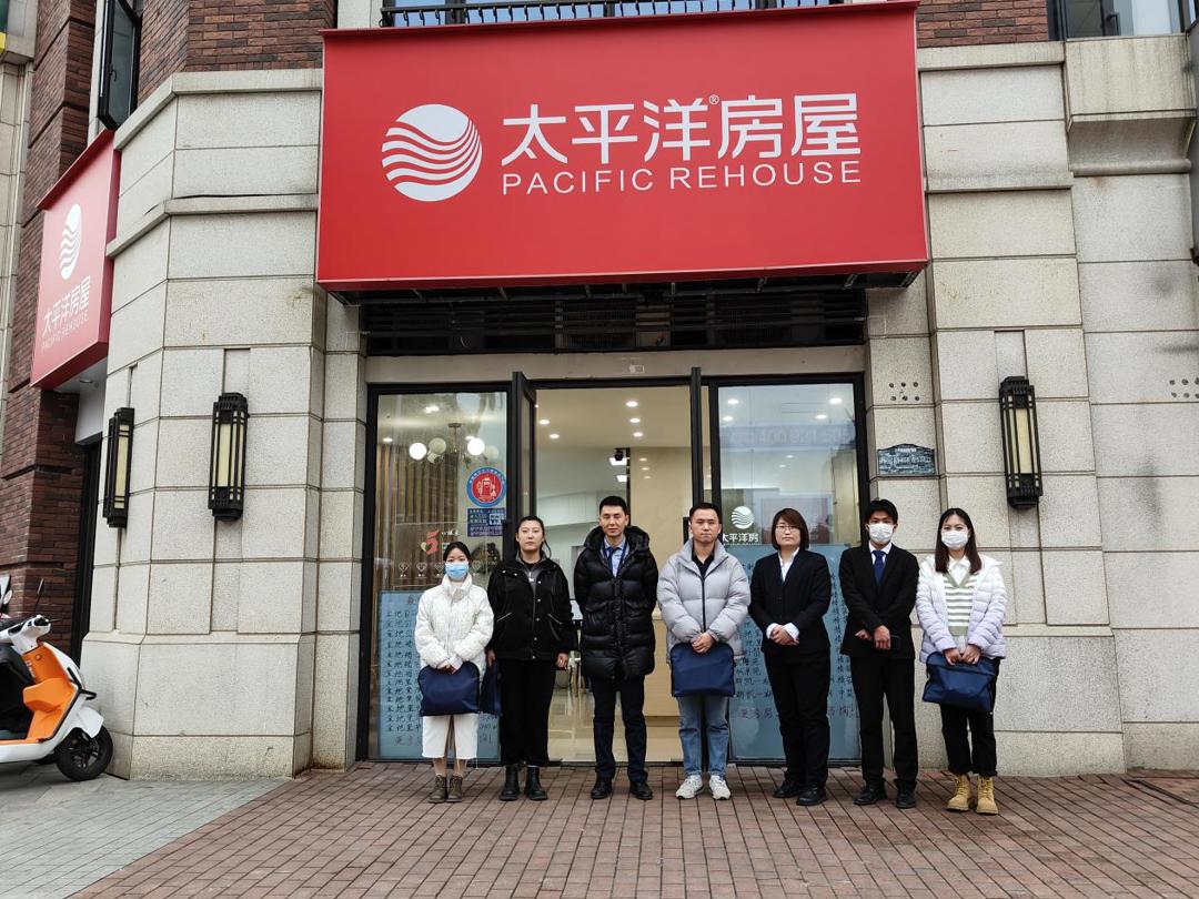 毕业生毕蕾蕾(右三)、李昊(右2) 毕业生毕蕾蕾(右三)、李昊(右2)