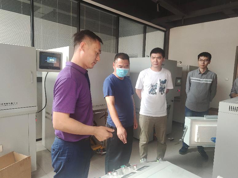 郑州嘉祥耐火材料有限公司总经理赵红军来学院参观实验室 郑州嘉祥耐火材料有限公司总经理赵红军来学院参观实验室