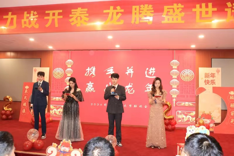 郑州城市职业学院21级耐火材料专业学生参加日照利尔耐材企业元旦晚会表演 郑州城市职业学院21级耐火材料专业学生参加日照利尔耐材企业元旦晚会表演