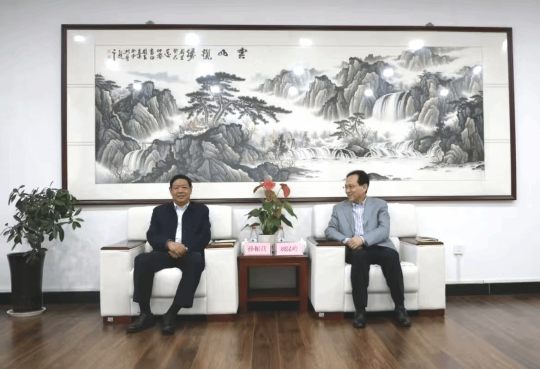 郑州软件职业技术学院党委书记孙振营一行莅临我校调研交流