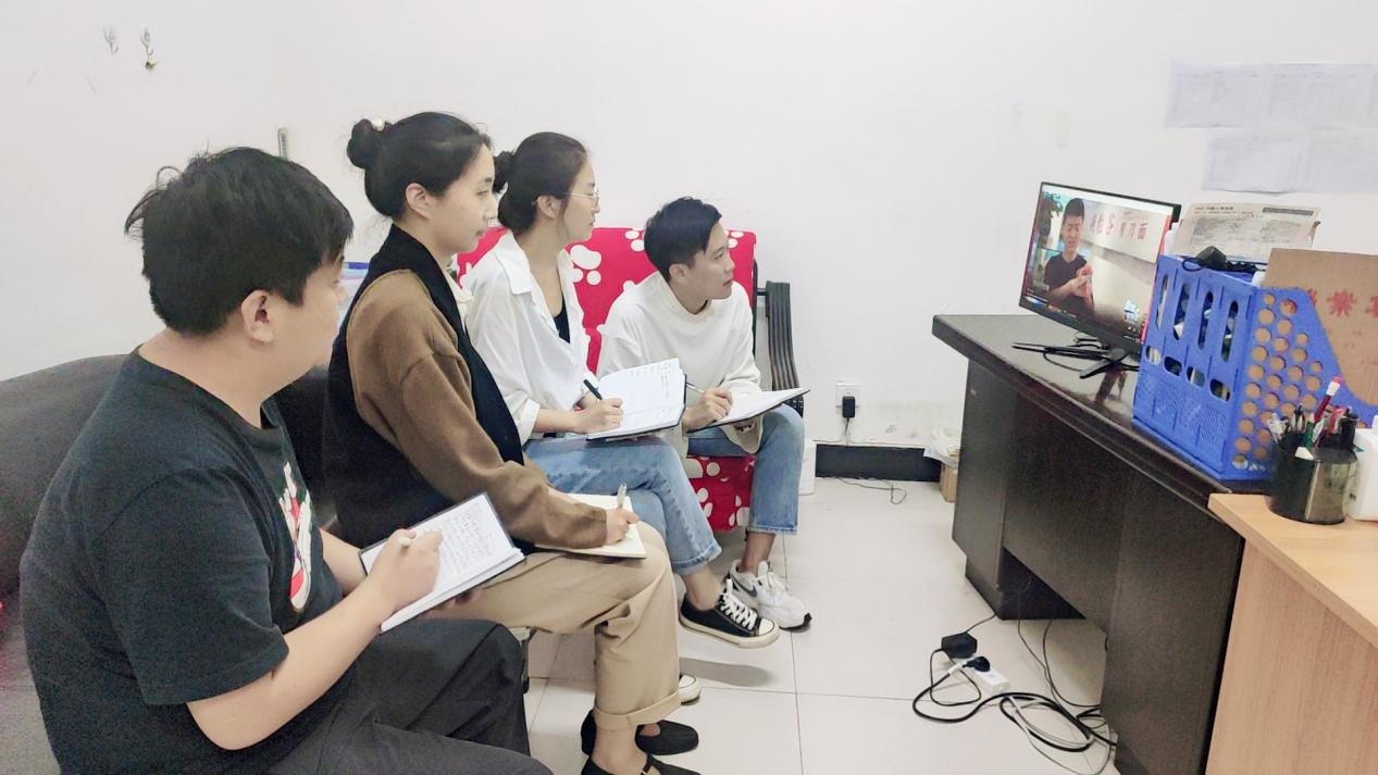 收看专题思政课 收看专题思政课