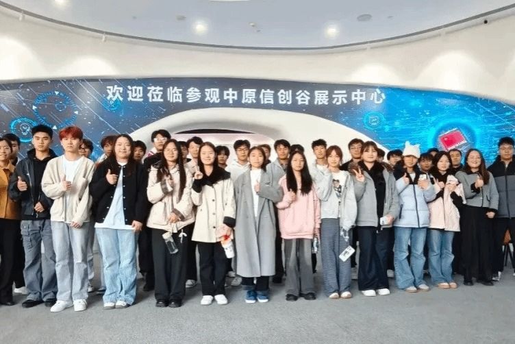 看完龙芯中科，他说：“我们青年学子更应成为国产技术的创造者。”