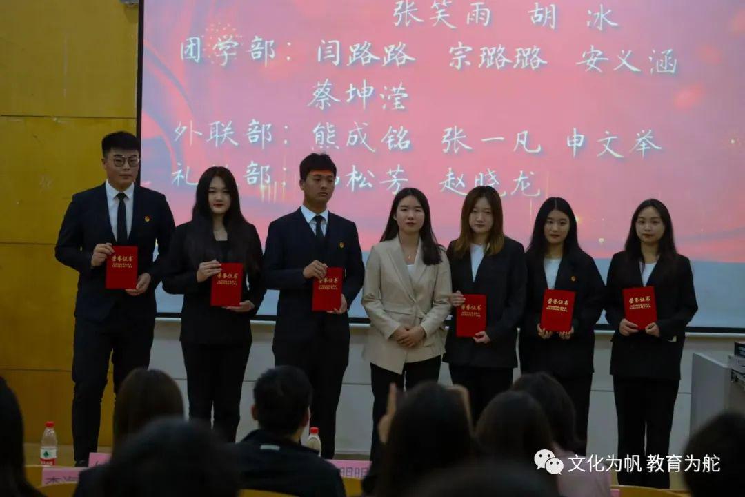 辅导员老师依次为优秀成员颁发荣誉证书 辅导员老师依次为优秀成员颁发荣誉证书
