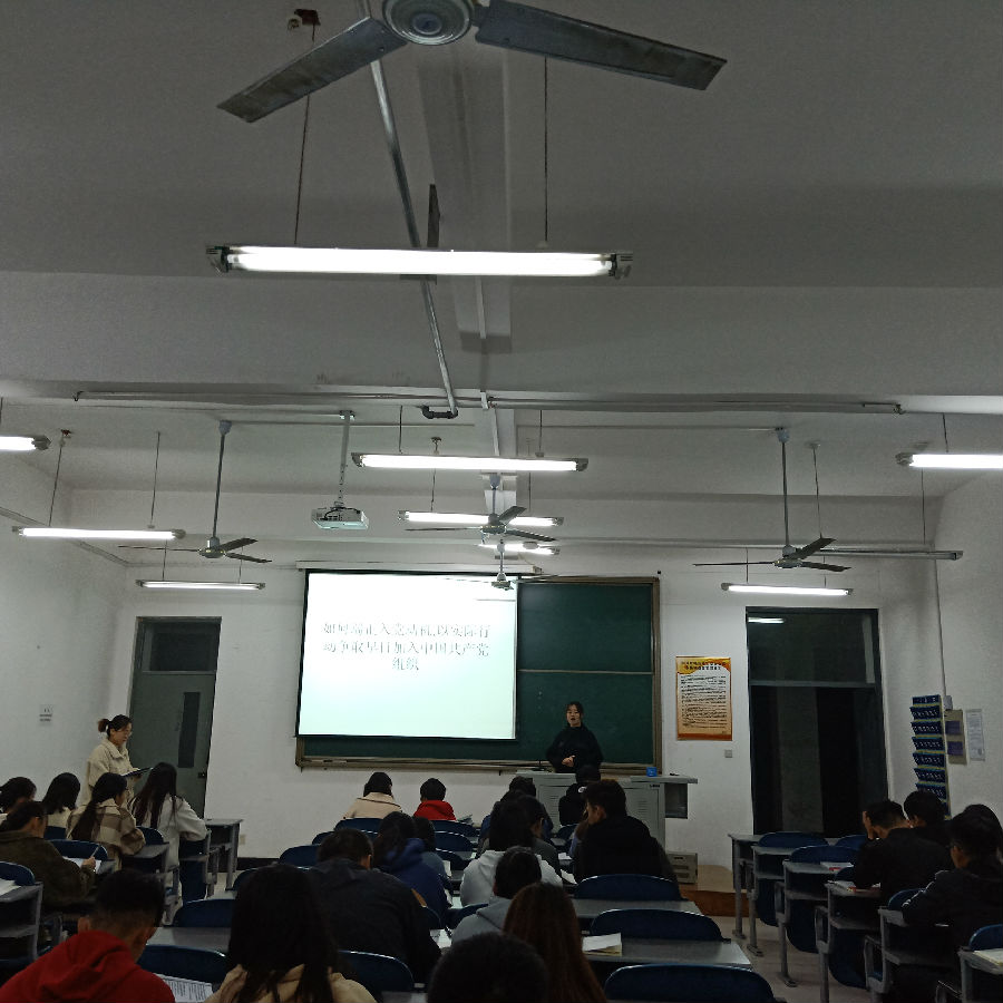 学生侯文雅发言 学生侯文雅发言