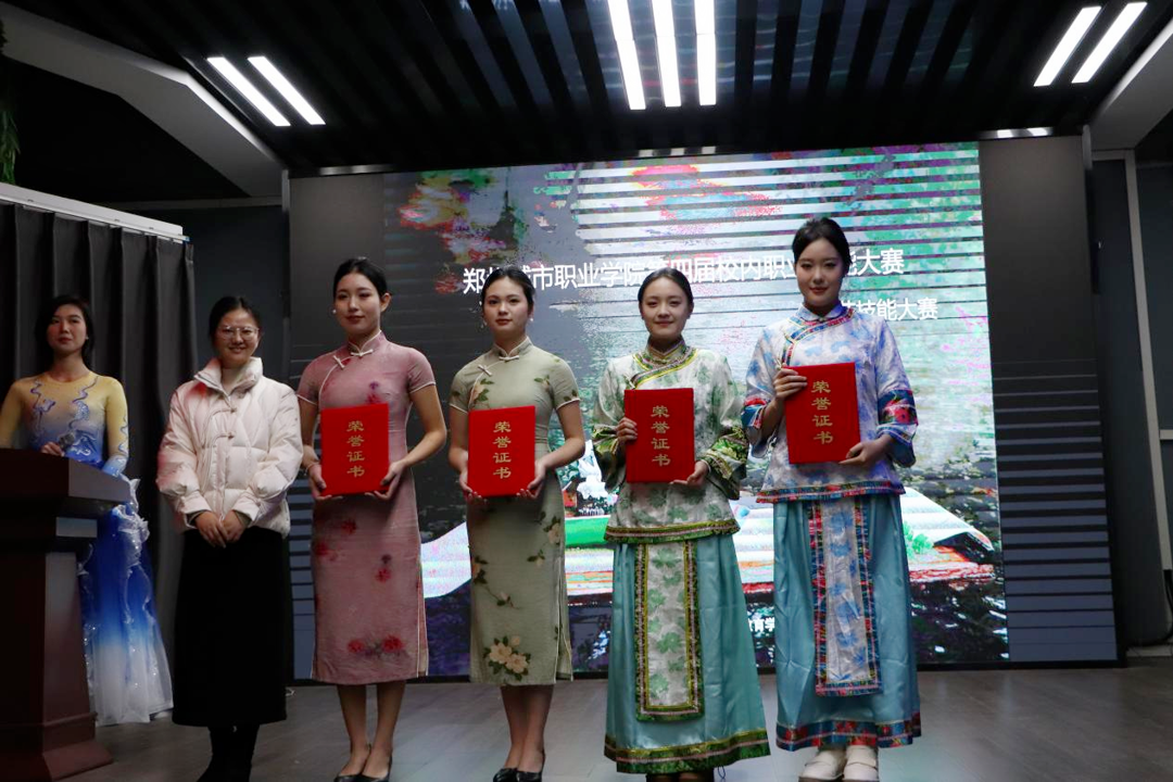 文化教育学院院长袁倩影为一等奖选手颁奖 文化教育学院院长袁倩影为一等奖选手颁奖