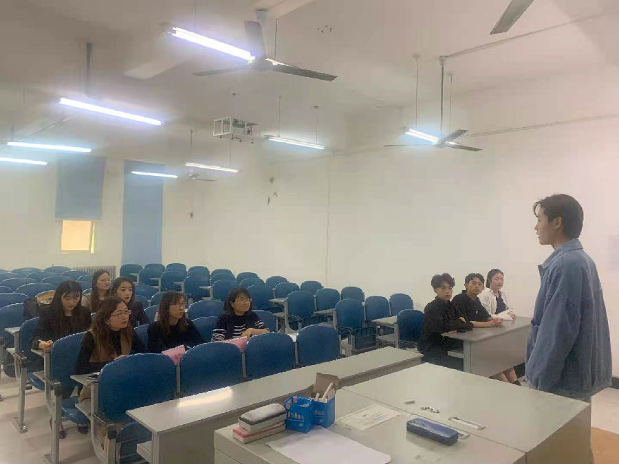 比赛现场评委老师认真打分.jpg 比赛现场评委老师认真打分.jpg