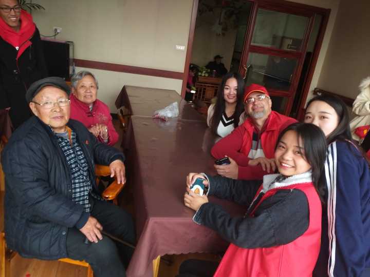 外教老师为老人们表演节目和聊天 外教老师为老人们表演节目和聊天