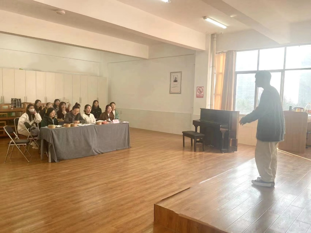 李丽教授针对比赛的内容对参赛选手和辅导教师进行了认真细致的指导 李丽教授针对比赛的内容对参赛选手和辅导教师进行了认真细致的指导