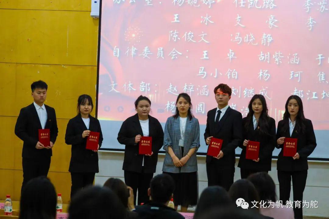 辅导员老师依次为优秀成员颁发荣誉证书 辅导员老师依次为优秀成员颁发荣誉证书