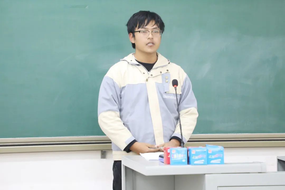 学生代表姚帅在发言 学生代表姚帅在发言