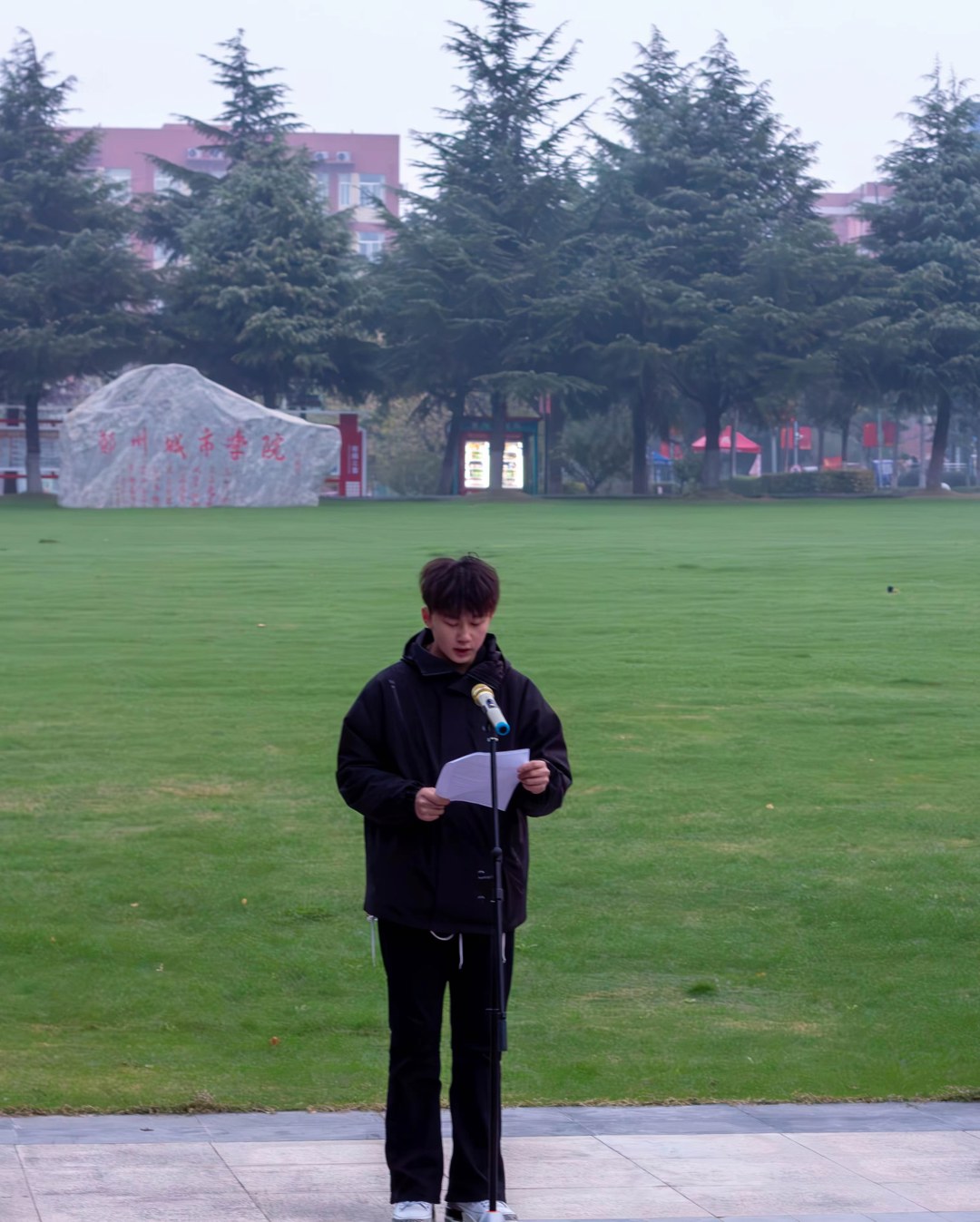 学生代表2023级郭豫洲同学作国旗下的演讲 学生代表2023级郭豫洲同学作国旗下的演讲