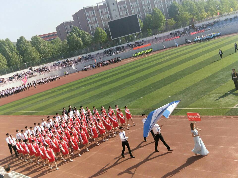 我系方阵神采奕奕走过主席台 我系方阵神采奕奕走过主席台