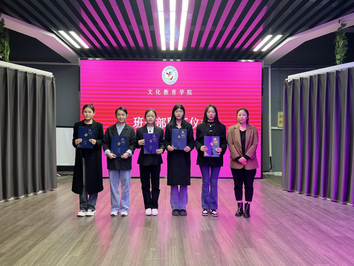 何娟老师为学生颁发聘任证书 何娟老师为学生颁发聘任证书