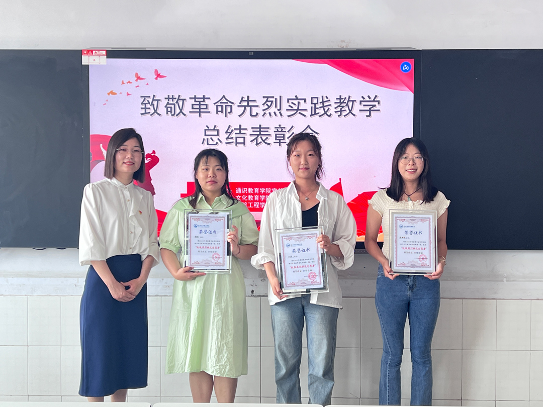 杨彦凯副书记为优秀志愿者颁发荣誉证书 杨彦凯副书记为优秀志愿者颁发荣誉证书