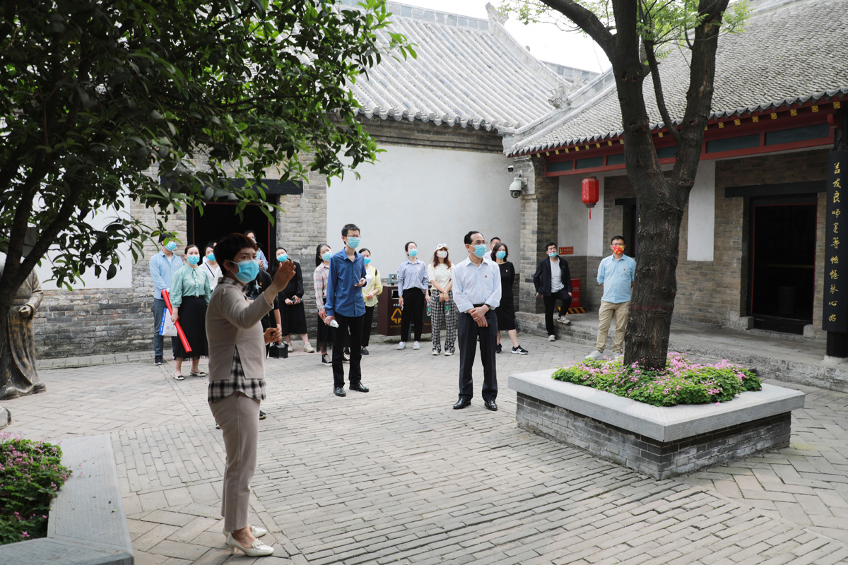 大家跟随讲解员参观学习 大家跟随讲解员参观学习