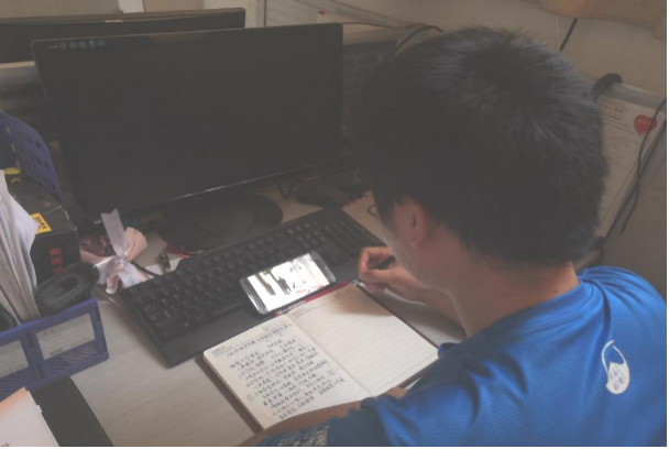 收看专题思政课 收看专题思政课