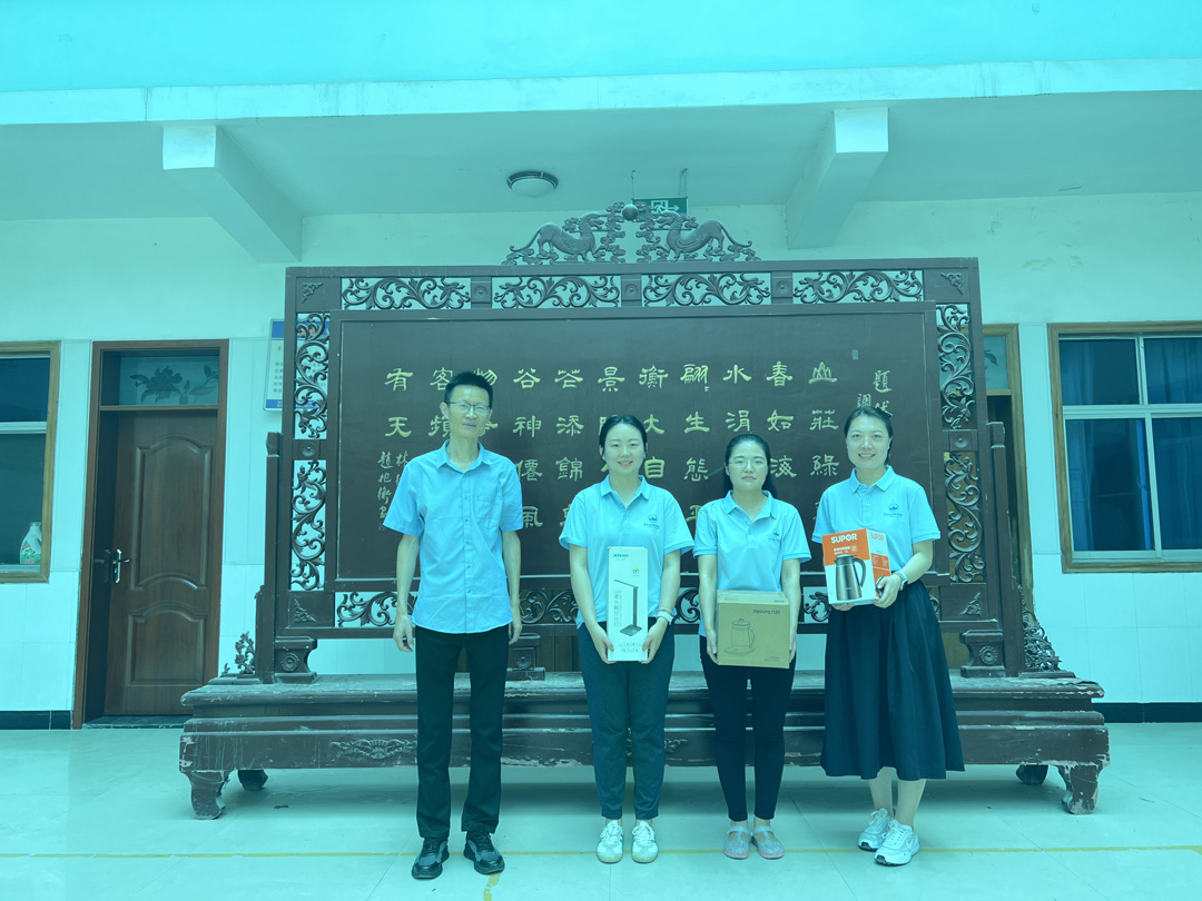 王山青院长为“夺旗鸡公山”获奖队员颁奖 王山青院长为“夺旗鸡公山”获奖队员颁奖