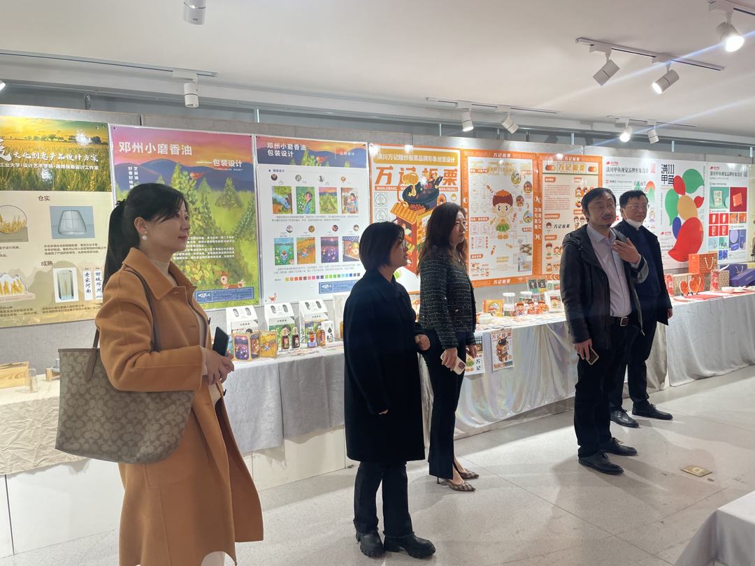 高雅真老师向考察团分享指导学生竞赛经历 高雅真老师向考察团分享指导学生竞赛经历