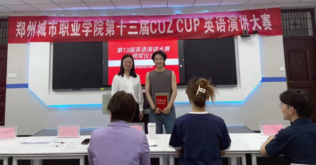 冯晓琼老师为二等奖获得者李恩静、魏宇轩颁奖 冯晓琼老师为二等奖获得者李恩静、魏宇轩颁奖