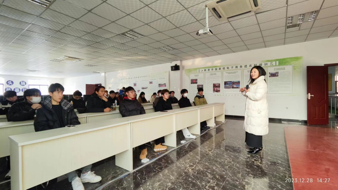 基地负责人郭总在给学生们介绍 基地负责人郭总在给学生们介绍