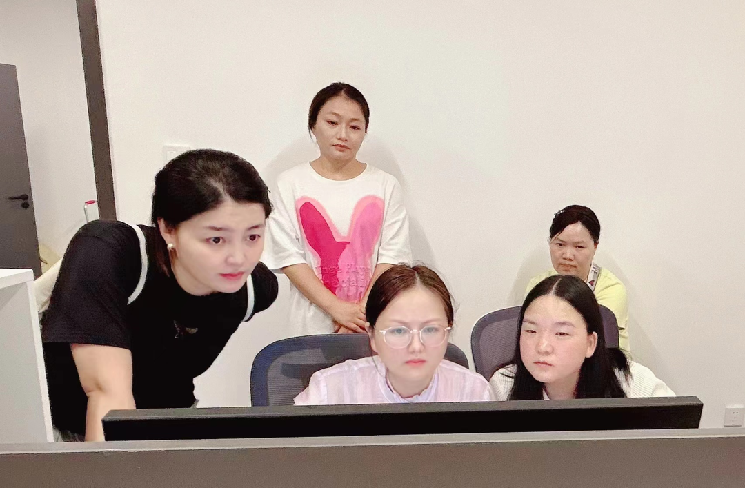 检查组对教师教学材料准备工作进行检查 检查组对教师教学材料准备工作进行检查