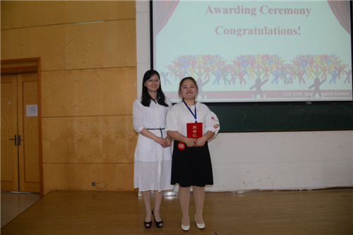 文化教育学院袁倩影主任为一等奖选手颁奖 文化教育学院袁倩影主任为一等奖选手颁奖
