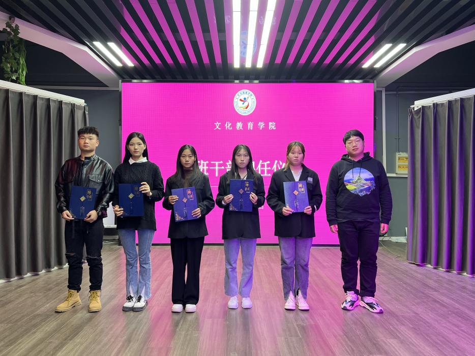 马一铭老师为学生颁发聘任证书 马一铭老师为学生颁发聘任证书