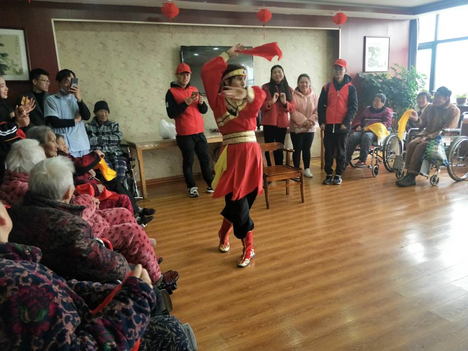 外教老师为老人们表演节目和聊天 外教老师为老人们表演节目和聊天