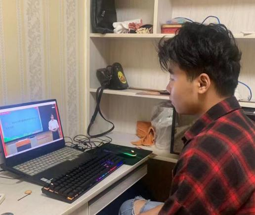 收看专题思政课 收看专题思政课