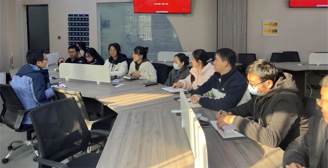 辅导员座谈会.jpg 辅导员座谈会.jpg