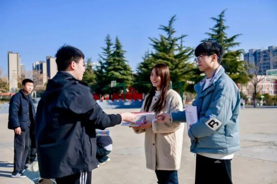 图为现场课本发放。 图为现场课本发放。