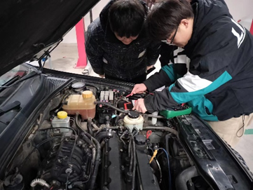 选手认真比赛 选手认真比赛