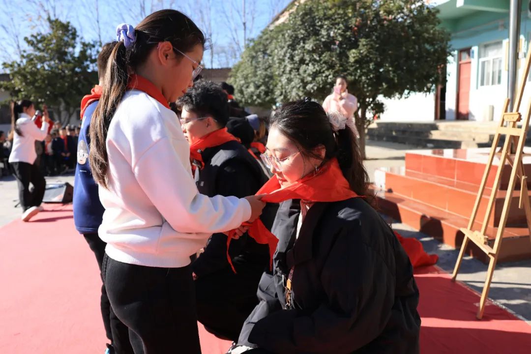 郑州城市职业学院师生走进良水寨小学支教