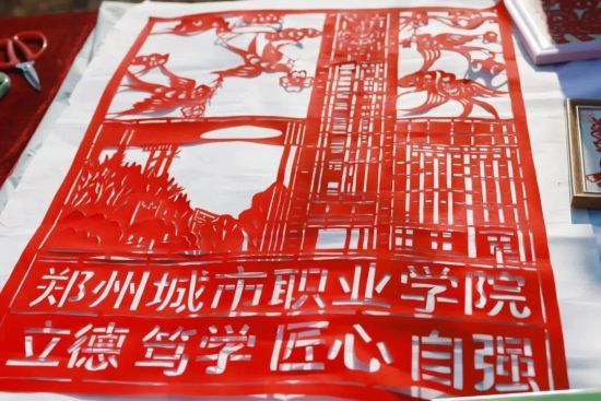 图为现场的非遗剪纸。 图为现场的非遗剪纸。