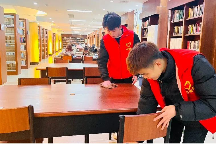 志愿者打扫图书馆卫生