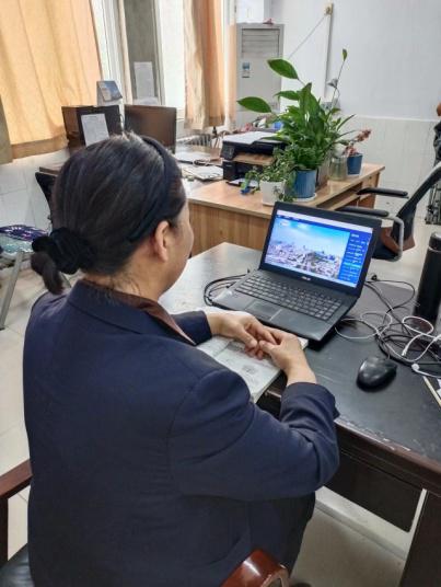 教师观看视频学习