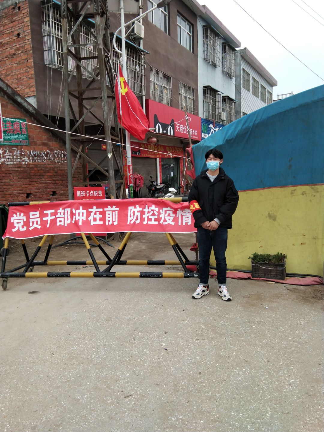 学生主动担当志愿者