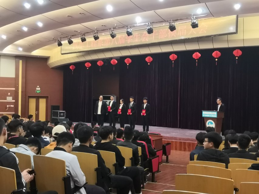 老师为学生会干部颁奖